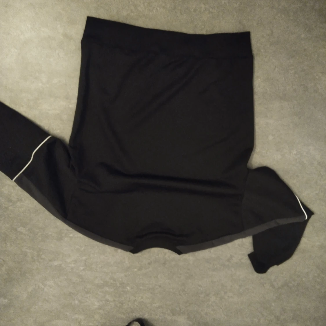 Svart långärmad tröja med vita detaljer - 1