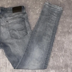 Grå jeans från Jack & Jones - Säljer dessa feta gråa Jack & Jones Jeans då dem inte är riktigt min stil☺️ Modellen heter Slim Glenn och materialet är väldigt stretchigt🌟Skriv vid frågor eller funderingar☺️💯