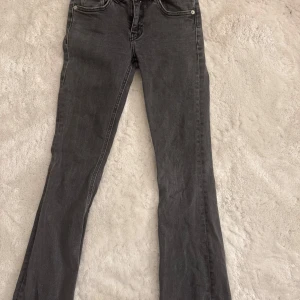 Gråa lågmidjade jeans - Snygga grå jeans från lager 157, säljer då de tyvärr inte längre passar. Storlek XS Full Length, frakt tillkommer