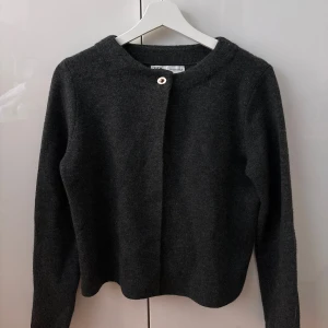 Kofta från zara - Kofta från Zara, använd 1-2 gånger💕skriv privat för mer bilder