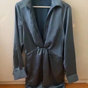 Blå klänning från Zara - Så så fin klänning från Zara som tyvärr är för liten för mig💕 aldrig använd
