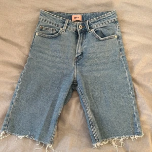 Långa jeansshorts - Långa tajta jeansshorts från Only i storlek 25. Använda ett fåtal gånger 🦋