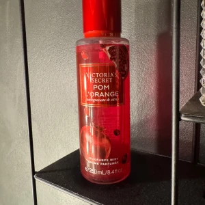 Pom Orange Fragrance Mist från Victoria's Secret - Fräsch och fruktig doftspray från Victoria's Secret med noter av söt granatäpple och blodapelsin.  Flaskan är 250 ml.
