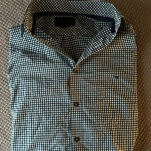 Grön skjorta från Duchamp London - En grön och vit rutig skjorta från Duchamp London i riktigt bra skick. Snygg sommarskjorta! Nypris 999kr