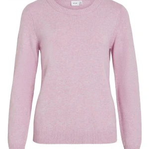 Rosa stickad tröja från Vila - Säljer en söt rosa stickad tröja från Vila. Tröjan har en rund halsringning och långa ärmar med ribbade muddar vid ärmslut och nederkant. Perfekt för kyliga dagar!