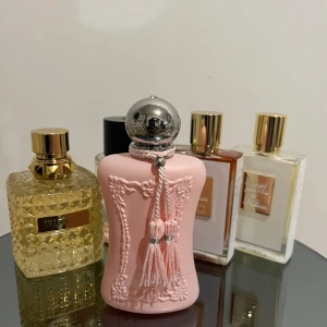Perfume De Marly Delina - 75ml - Fint blommig doft. Är för damer men går fint att layera med annat för män. Ingen presentation (box). 65/75ml kvar. Finns i Lund för meet-up! 