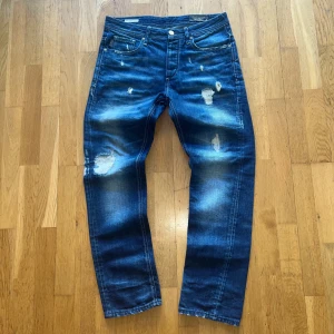 Jeans med slitningar (1) - Tvär feta jeans från Jack and Jones i mycket bra skick | Säljs inte längre men har nypris på 1000 spänn kanske | Hör av er vid minsta fundering🤗