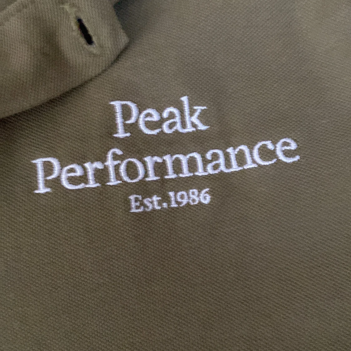 Olivgrön pikétröja från Peak Performance - 3