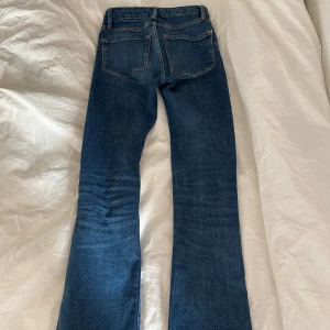 Blå bootcut jeans - Säljer mina midrise, bootcut jeans i storlek 32 ifrån Zara. Jeansen är använda få gånger och är mycket bra skick💕