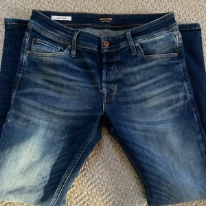 Blå jeans från Jack & Jones - Riktigt schyssta jeans från Jack & Jones i modellen Slim/Glenn. 🔥Storlek 30/30. Nypris: runt 800kr 🫣 Sänkt pris vid snabb affär 😉