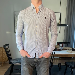 Skjorta Ralph Lauren - Tjena! Säljer nu min snygga skjorta från Ralph Lauren. Den är 10/10 i skicket och är i storlek S. Nypris ligger på 1300. Hör av dig vid minsta lilla fundering!😃