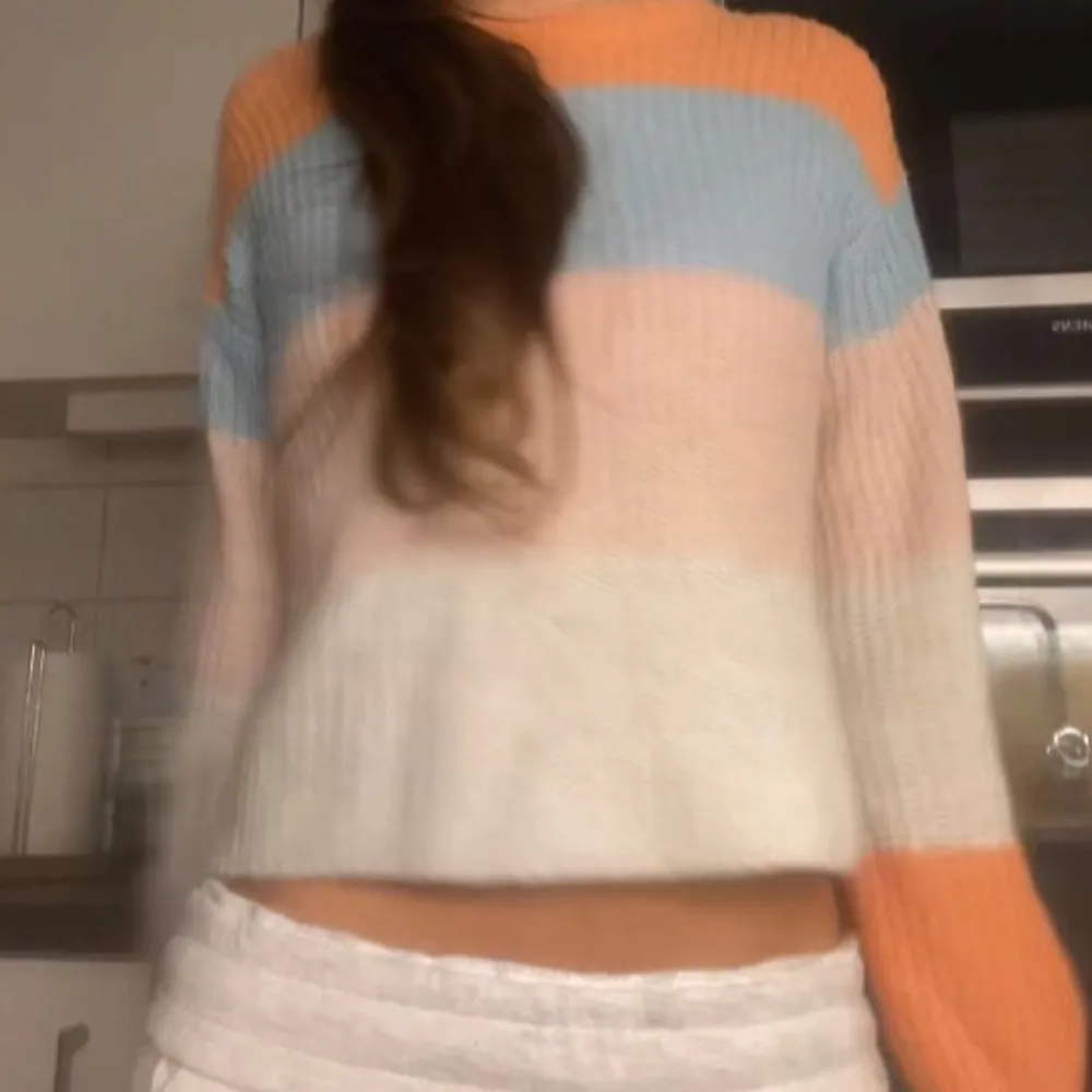 Säljer en mysig flerfärgad stickad tröja med ränder i orange, blått och vitt. Tröjan har en croppad passform och långa ärmar. Perfekt för en avslappnad stil. Pris kan diskuteras , kontakta för fler bilder !!💕. Neuletakit & Villapaidat.