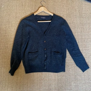 Cardigan atlant - Cardigan från atlant. Fint skick. Storlek S, väldigt liten i storleken, passar dig som är runt 160cm lång. 