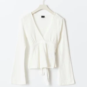 Tie top från Gina! - Två styckna jätte fina toppar från ginatricot! Jag har i både svart och vit. Båda är i storlek xs. Den vita är aldrig använd , den svarta är använd 3 gånger. Jätte fina i skicket ! Kan skicka bild på privat!💕200 kr styck!