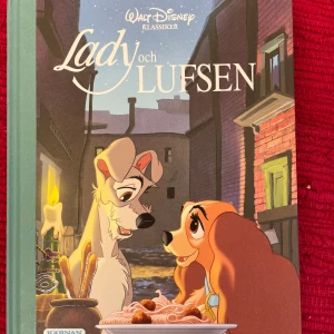 Lady och Lufsen - En klassisk Disneybok från 1919 .storlek på boken är längd om den älskade kärlekshistorien mellan Lady och Lufsen. Boken innehåller livfulla originalillustrationer som tar dig tillbaka till hundarnas magiska värld.storlek på längd av boken är 26cm , och bred är 20cm