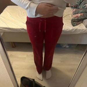 Röda mjukisbyxor från Juicy Couture - Snygga röda mjukisbyxor från Juicy Couture i storlek XS. Byxorna har en bekväm passform med dragsko i midjan och fickor både fram och bak. Perfekta för en avslappnad stil. Dem är nästan lite korta för mig som är 171 cm lång! 