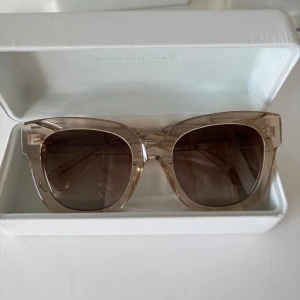 Chimi 08 - Chimi solglasögon i modellen 08 och färgen ecru. Fåtal gånger använda så i nyskick🧡