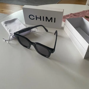 Chimis 04 - Säljer mina chimis 04 dark grey. Mycket bra skick. Har knappt används, endast fåtal gånger. Säljer då jag inte använder dem tillräckligt mycket. Skriv om ni har fler frågor!😁