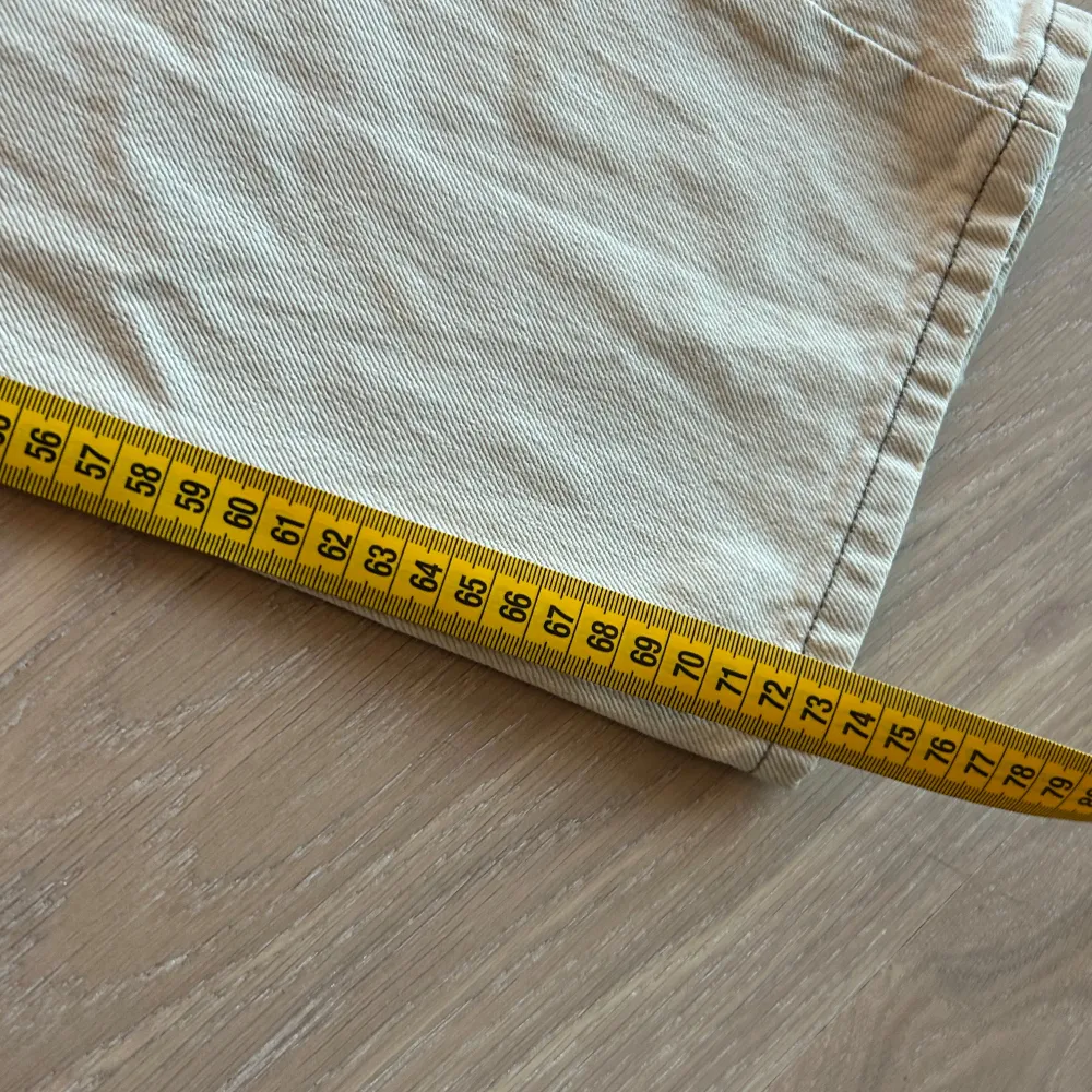 Snygga beige jeans från Lee med klassisk femficksdesign. De har en rak passform och är perfekta för en avslappnad stil. Märkesloggan syns tydligt på bakfickan. Perfekt för dig som gillar en tidlös look. Mått finns i bild . Farkut & Housut.