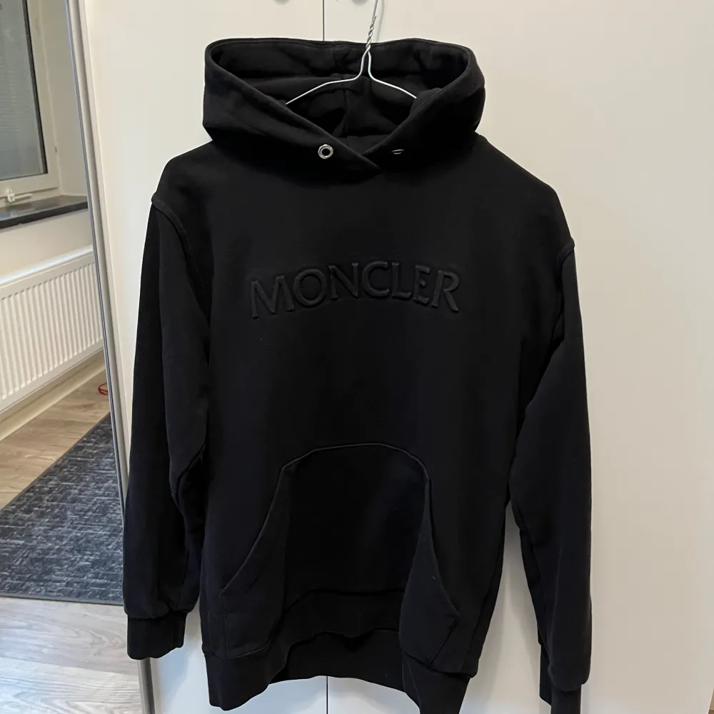 Säljer min svarta moncler hoodie då den är för liten för mig. Skicket är helt okej, tyvär har jag inte snören till hoodien. Vid mer frågor eller bilder kontakta privat. Fri frakt📦. Hupparit & Collegepaidat.