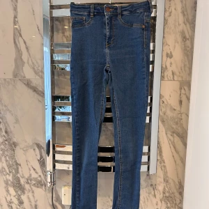 Blåa jeans  - Blåa jeans från Gina tricot i storlek S.