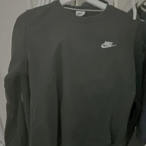 Nike tröja - Säljer en Nike tröja med bäst skick nypris 450 passar både XS och S