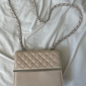 Rosa axelväska  - Snygg axelväska med quiltad design och kedjeaxelrem. Skriv om man har frågor ❤️