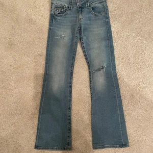 Lågmidjade jeans💕💕 - Endast använda ett fåtal gånger. Har klippt hålen själv!💕 Storlek 158 men skulle säga att de passar mig som brukar bära XS/S också, då de är justerbara!