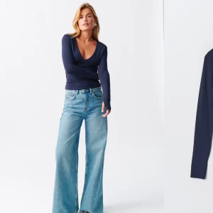 Mörkblå v-ringad topp - Säljer en stilren mörkblå topp med v-ringning och långa ärmar. Toppen har en mjuk och skön känsla, perfekt för en avslappnad look. Använd flera gånger men fortfarande bra skick ☺️