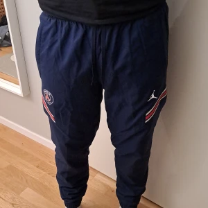 Psg byxor äkta - Mycket bra skick finns en extra ficka och alla har lås. Luftigt material. Herr m passar som m eller s och xs om man vill ha dem puffiga. Jag är 180cm. Detta är bästa priset man kan hitta! 