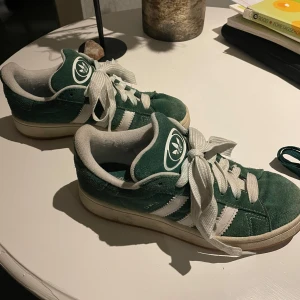 Gröna campus 00 (pris kan förhandlas) - Helt okej använda campus 00, gröna. Inte använda så flitigt. De vita skosnörena är lite missfärgade, man får med helt oanvända gröna skosnören!