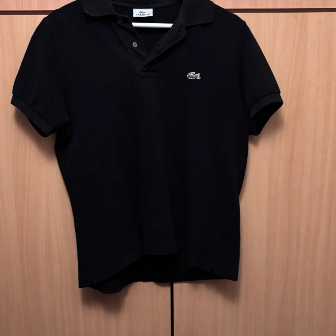 Svart pikétröja från Lacoste