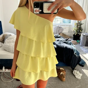 Gul klänning  - Storlek S