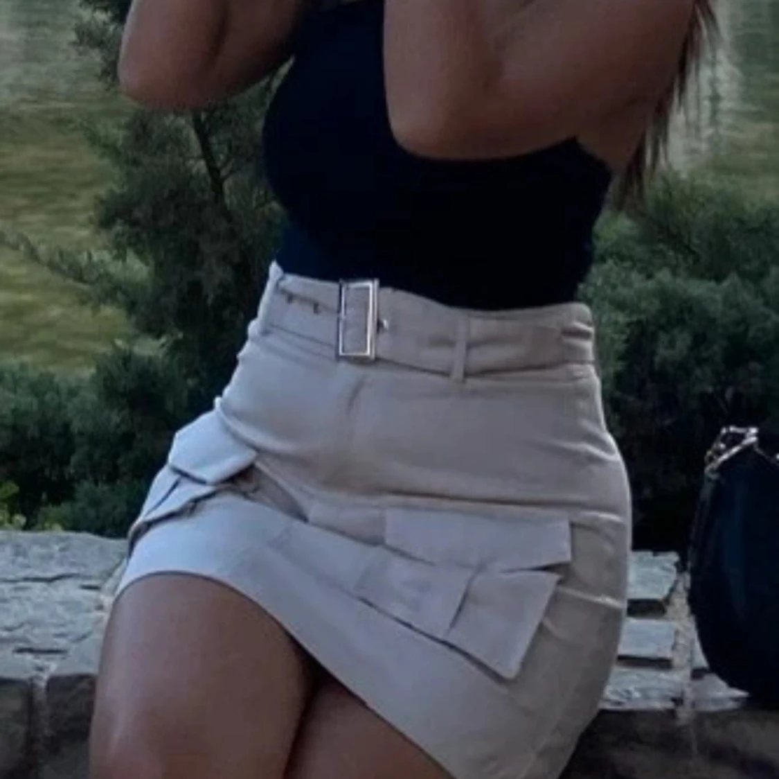 Beige kortkjol med bälte - 1