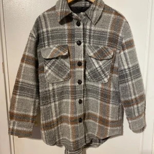 Rutig jacka - Super mysig höst/vår jacka. Inga fel. Storlek XS men ska vara oversized så passar XS-M (skriv för exakta mått.)