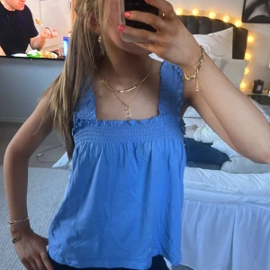 Söt blå sommar blus - Säljer jätte söt blå blus från Lindex! Perfekt inför sommaren! Använd få gånger! Skriv vid frågor och funderingar!💕
