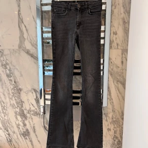 Svarta jeans från ONLY - Säljer ett par svarta utsvängda jeans från only. Midja = xs, längd = 32. Köparen står för frakten!❤️