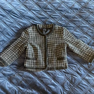 Svartvit rutig kavaj - Snygg svartvit rutig kavaj med trekvartsärm och svarta detaljer. Perfekt för en stilren look.💕🙈💕sitter såååå snyggt