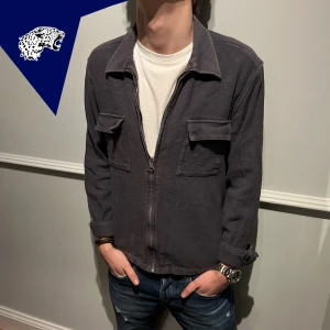 THESE GLORY DAYS ZIPTRÖJA - Go These Glory Days Zip | Skick: 8,5/10 | Strl: 48 M | Modellen är 182cm lång | Hör av dig om du undrar någonting!