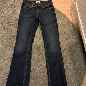 Mörkblå jeans från H&M - Snygga mörkblå jeans från H&M i storlek 36. De har en klassisk femficksdesign och en bekväm passform. Perfekta för en avslappnad stil. Midjemåttet är 72💕