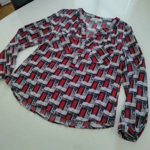 MILLY NEW YORK  - En blus från en välkänd tillverkaren i SIDEN av högsta kvalitet. Lite använd och i mycket bra skick. 