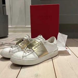 Valentino sneakers  - Lägger upp en ny annons på skorna då de var så många som fråga om bilder. För information om skorna kolla tidigare inlägg❣️❣️