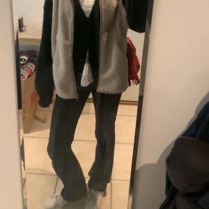 Svara jeans Zara - Svarta lågmidjade jeans från zara som inte säljs längre💕💕💕 