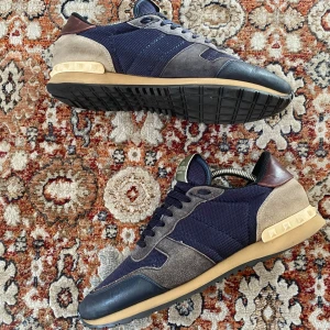 Valentino Rockrunners  - Hej! Säljer nu mina skor från märket Valentino , storlek 43, bra skick. Givetvis äkta, Tveka inte på att höra av dig om du har frågor eller funderingar kring skorna!