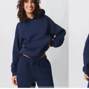 Gina tricot mjukis set i mörkblå - Säljer detta så snygga set från ginatricot! Priset är för både hoodien och mjukis byxorna och båda är i storlek s❤️ använt fåtal gånger så det är i riktigt bra skick!