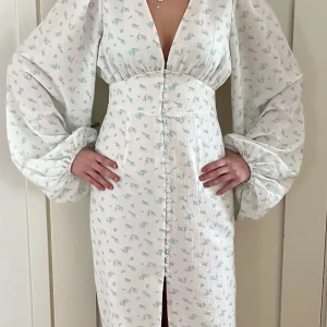 Adoore positano - Adoore, modell postiano dress. Vit med blått mönster. Ny pris -1695 kr. I strl 40 (M/L) skulle säga att det med är en M. Klänningen är endast testad, klänningen har inga defekter. Önskas mer info om klänning är det bara att skriva! Pris kan möjligtvis diskuteras🤗💕