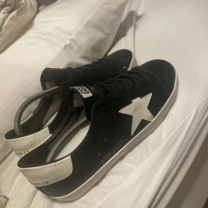 Golden goose skor - Nya Golden goose skor för ett bra pris 2999kr, d är storlek 43/44, allt og ingår. Box dust bag osv. Nypris 5500kr ✅😎
