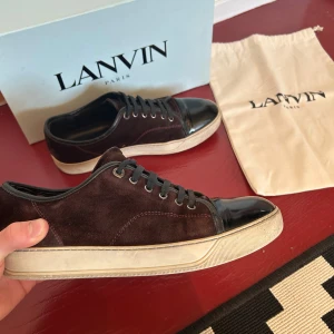 Lanvin skor - Säljer dessa vinröda skor frän lanvin. De är i hyfsat bra skick. Original box ingar. Finns aktighetsbevis. De ar UK8 som ska vara 42 men dom sitter som 43. Nypris 5000. Vid minsta lilla frága skriv.🤙