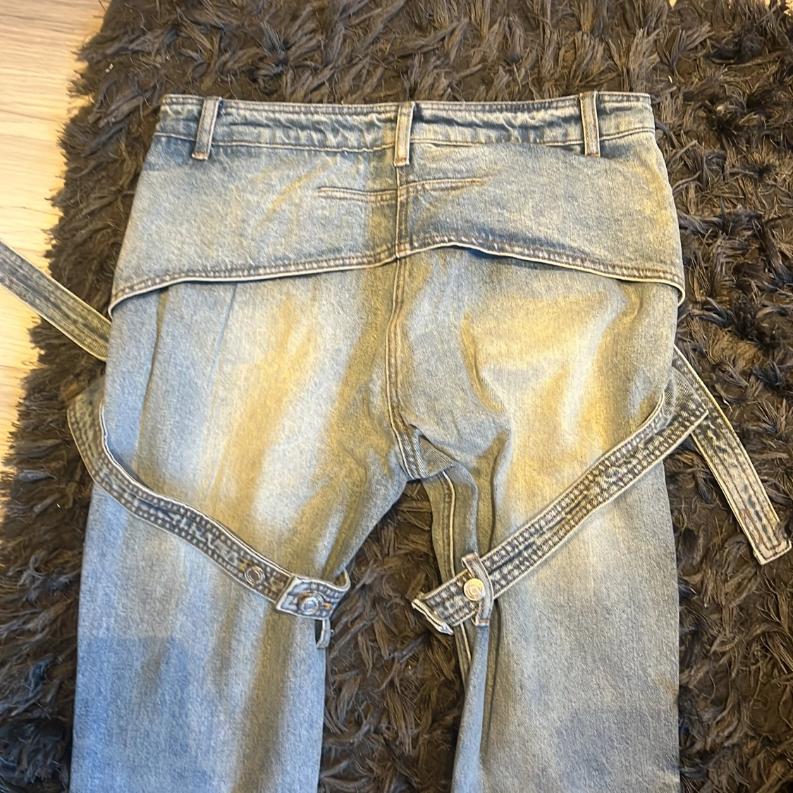 Blå jeans med bältesdetalj - 3
