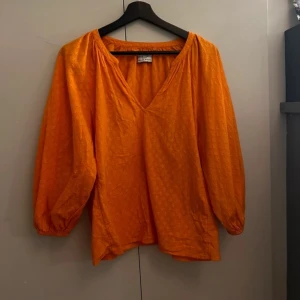 Orange blus  - En orange blus från Holly & White i storlek XS! 